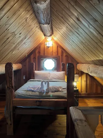 Yellow Banks Log Cabin With Waterfront Views