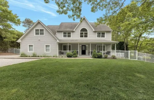 Picturesque 5 Bedroom Hamptons Villa with pool 3 min from beach