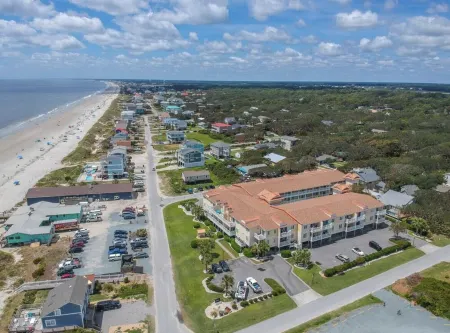 Second Row Condo with Ocean Views, Pool, and Hot tub