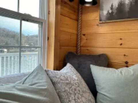 Cozy TINY HOUSE in a very quiet cove. 拉塞爾酒店