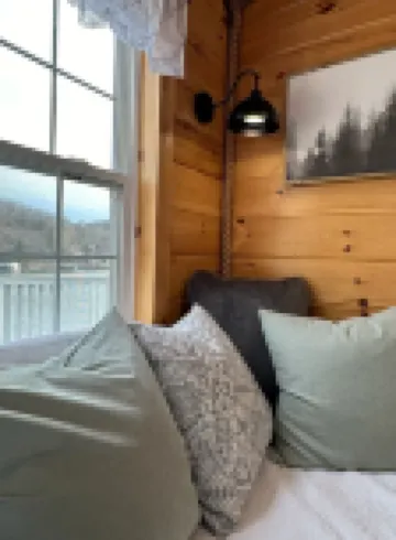 Cozy TINY HOUSE in a very quiet cove.