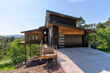 Spectacular stilted home with amazing views. Отели рядом с достопримечательностью «Black Hills Mining Museum»