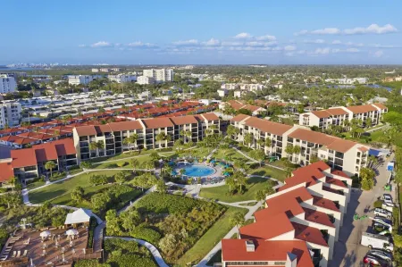 Siesta Dunes 1st Floor Beach Retreat + Bikes Отели в г. Сиеста-Ки