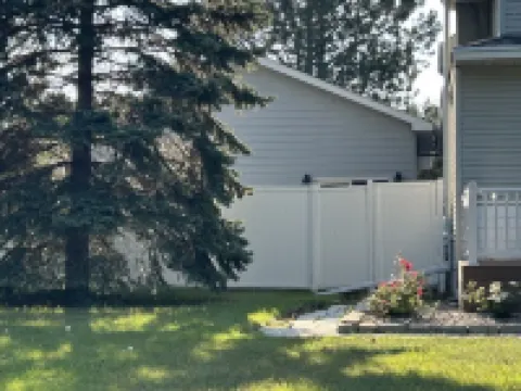 Brand New, Modern, Private, and Cozy 430 sq. ft Apartment Across from City Park! モブリッジのホテル