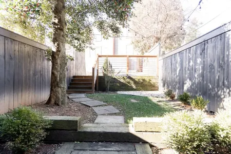 Elegant townhome with a Hot Tub for couples and small families - Lancaster City