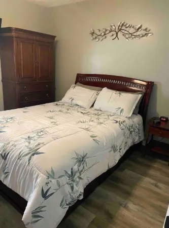 Quiet, newly renovated. Near everything! Отели рядом с достопримечательностью «Ханс Молл»