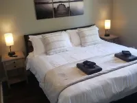 End-unit apartment with spacious lawn Hoteles en Hector