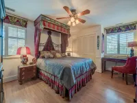 2 Min Walk 2 Beach Pickleball Golf Tennis Restaurants. Pvt Heated Pool Spa Bikes