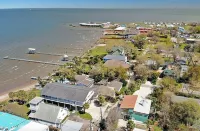 Windmill Gardens Inn "Gallery"  by Galveston Bay is a cozy  tropical hideaway Hotel a San Leon