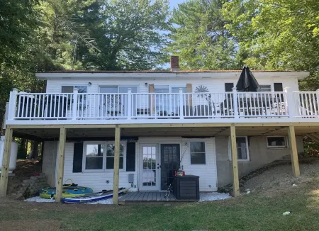 Spacious Four Season Lakeside Retreat