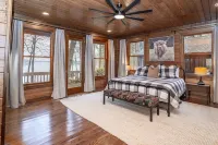 Lake Oconee Lake Front Cabin+Private Dock+Fire Pit+Fireplace+Amazing Views!
