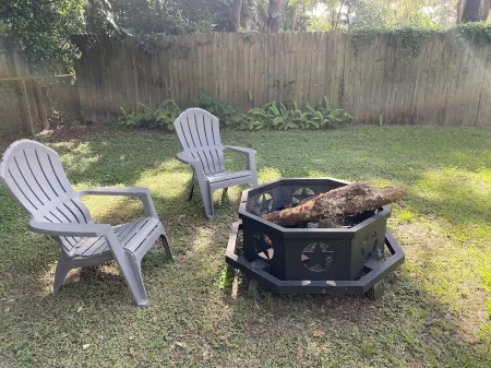 Cozy Chalet- walk to Rainbow River Отели в г. Даннеллон