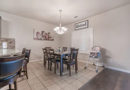 Beautiful Home with Pool & Hot Tub close to National Parks