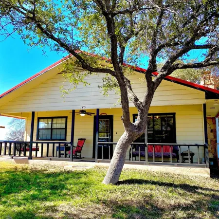 Riverfront Home w/kayaks, firepit, grill, fish 8mi Coopers 8mi Castell Gen Store