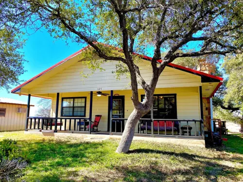Riverfront Home w/kayaks, firepit, grill, fish 8mi Coopers 8mi Castell Gen Store