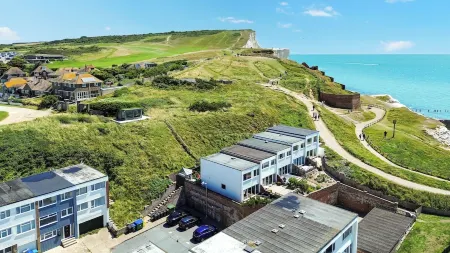 Seaside Escape: Warm & Cosy Winter Getaway by the Sea Отели в г. Сифорд