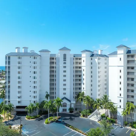 Regatta fully furnished condo!! Two block to Vanderbilt Beach, The Ritz, Mercato