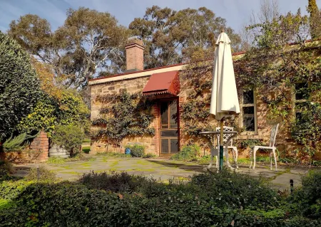 Homely Cottage nestled in the award-winning Heritage Garden