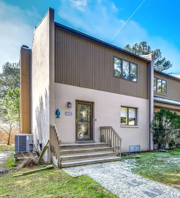 Welcome to Sea Glass Cottage, Walk, Bike, or Trolley to the Beach!