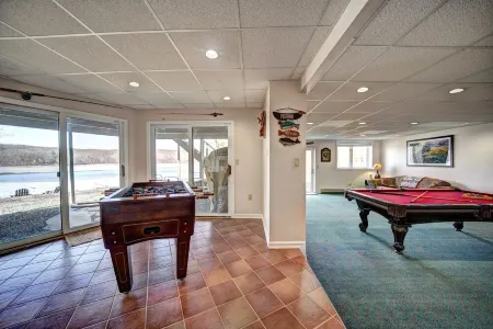 Water front boating, fishing, swimming, ski, golf, horseride, hike & more!