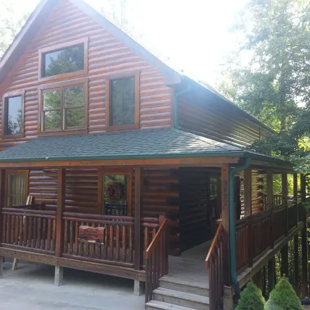 Real Log Cabin 2 Bedroom, 2 Full Bath, Full Kitchen Close To All Attractions.