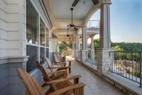 Gorgeous 4900 square foot pool & spa home minutes from Lake Travis and winery - Private Pools