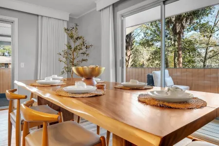 HUMMINGBIRD HAUS \\ 6 Bedrooms \\ Mid-Century \\ 2-Unit Home \\  2 Kitchens Отели рядом с достопримечательностью «FSU Flying High Circus»