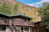 Fantastic Mountain Condo w/ Deck & Amazing Views, Near Shopping & On Bus Route!