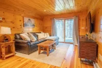 Beautiful private rustic log cabin, pool, hot tub