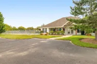 Free Daily Activities, Bikes, Grill, Pool, Chairs, Plenty of Parking!