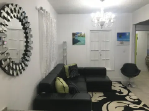 Cozy 4 Bdrm 2Bath Home close to Design District, Wynwood #ArtBasel #MiamiBeach