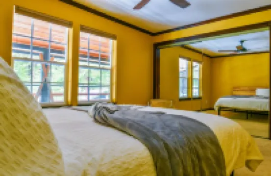 Creekside Retreat in Lassen, 9 Miles to Lassen NP. Snowshoes, EV Charger!