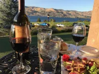 Lake Chelan: Private Pool, Hot Tub, Stunning Views, 7 Mins to Chelan Sleeps 6