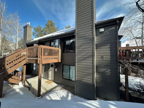 Canyons Village unit w/easy access to skiing, full kitchen, transportation