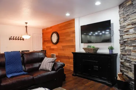 Ski In - Complete Renovation - Premier Luxury Giant Steps Condo - First Floor Отели в г. Брайан Хед