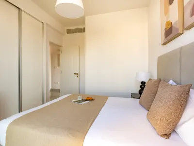 Sanders Olive - Chic 3-Bdr. Apt. with Shared Pool Hotels in 