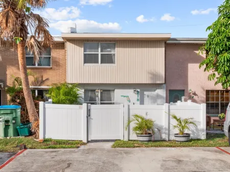 Beachside Space Coast Townhouse, walk to the beach, pet friendly