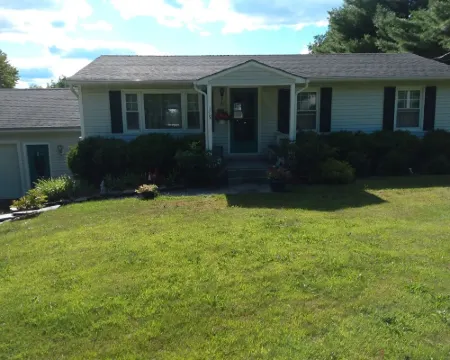 Central to VT skiing areas  5 minutes to I-89 , near VAST trails, near Norwich 奧蘭治縣酒店