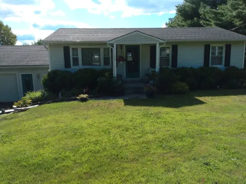Central to VT skiing areas  5 minutes to I-89 , near VAST trails, near Norwich