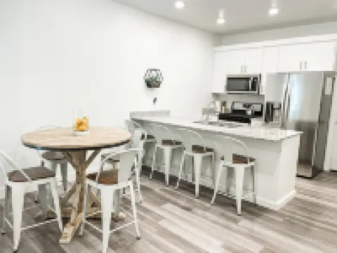 NEW Townhome - Pet Friendly - 3 BD - 30 Minutes from Adventure Hotels in North Ogden