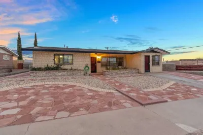Southwestern Modern 4 Bedroom Home Hotels near Pepper Tree Square