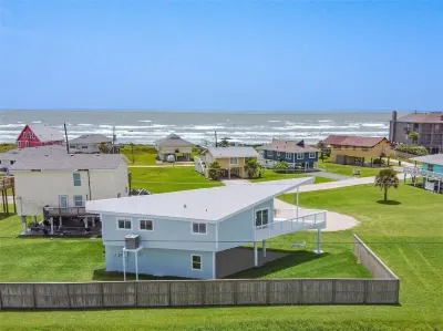 Beach Lovers 4/2.5, Short Walk 2 Beach & Easy Access, +Views! Read Our Reviews!