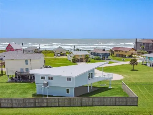 Beach Lovers 4/2.5, Short Walk 2 Beach & Easy Access, +Views! Read Our Reviews!