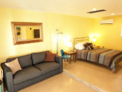 Guesthouse w/ private access and patio