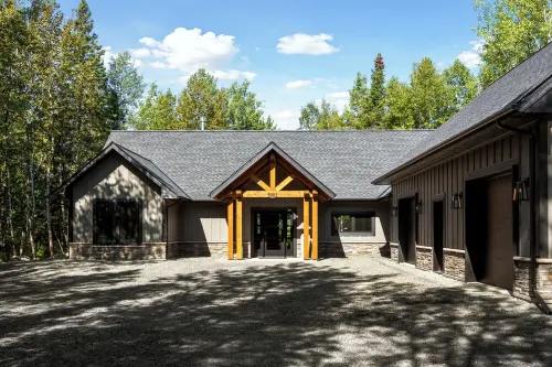 Luxurious & modern cabin with stunning views of Wynne Lake! Hotels in White Township