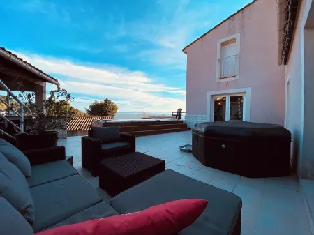 Dépendance Avec Jacuzzi, vue Panoramique sur Lanse du Ranquet et Plage à Pied ! Отели в г. Истр