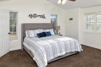 Hot Tub! 8 min to North Beach turnoff! 1/2 acre.