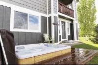 New Listing! Cozy Bear Hollow Home(Sleep 10)  w/Private Hot Tub & Mountain View.