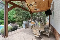 Luxury Retreat &Heated Pool Downtown Simpsonville-Game Room and more Up to 8 ppl