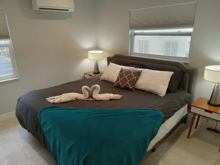 2nd floor Apt C. 1 mile from waterfront and downtown. Just 2 miles from beach! Отели рядом с достопримечательностью «Сарасота Джунгл Гарденс»